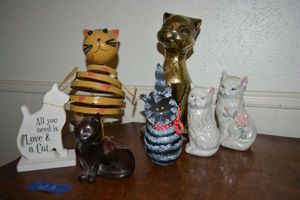 lot 3 image: Cat figurines
