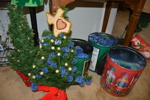 lot 18 image: Mini Christmas trees and blue painted pine cones