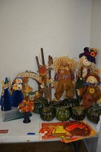 lot 24 image: Fall and Thanksgiving decorations