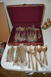 lot 26 image: Brass silverware set with storage box (no markings)