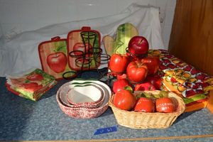 lot 61 image: Apple themed lot - plastic apples, nesting bowls, towels and oven mitt