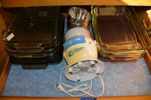 lot 66 image: Pyrex baking dishes plus air popper