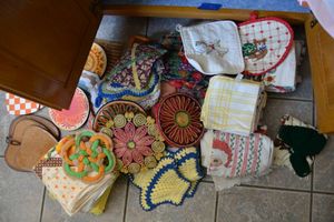 lot 110 image: Placemats, Kitchen towels and hot pads