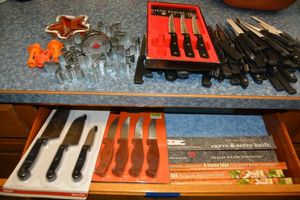 lot 116 image: Knives and cookie cutters, see photos