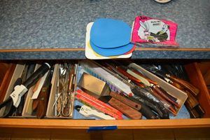 lot 115 image: Knives, serving utensils and jar openers