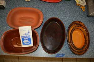 lot 129 image: Baking dishes - Glazed Schlemmertopf dish, oval plates as shown