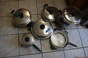 lot 127 image: Cooking pots and pans
