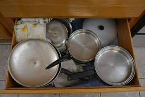 lot 86 image: Kitchen pots and pans