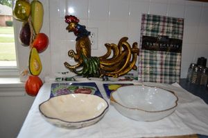 lot 89 image: Kitchen - Vintage Fruit themed bowls and tiles, gold foiled ceramic rooster, tablecloth, ceramic veggie rope and plastic veggie rope