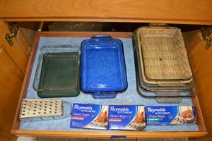 lot 92 image: Kitchen glass baking dishes, grater and oven bags