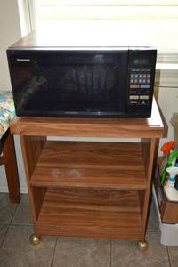 lot 94 image: Panasonic microwave and rolling cart