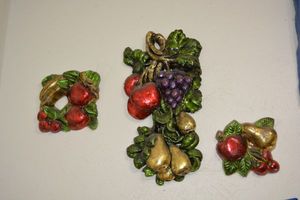 lot 99 image: Fruit themed gold foiled ceramics