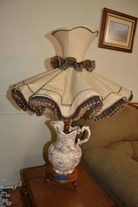 lot 159 image: Vintage pitcher table lamp with ruffle lamp shade (matches lot 153)