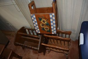 lot 165 image: Magazine racks
