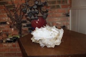 lot 143 image: Raw quartz stone - 9 x 6