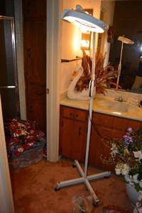lot 300 image: Lighted magnifier stand
