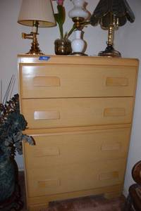lot 303 image: Vintage 4 drawer dresser