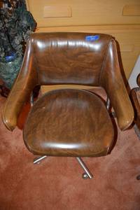 lot 305 image: Vintage rolling arm chair