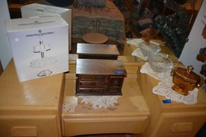 lot 307 image: Glass bowls, jewelry box and 2 tier silver stand