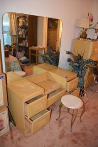 lot 306 image: Vintage vanity dresser with chair and mirror