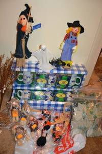 lot 341 image: Fall decorations and coffee mug sets
