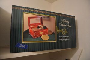 lot 328 image: Holiday music box (plays Christmas carols)