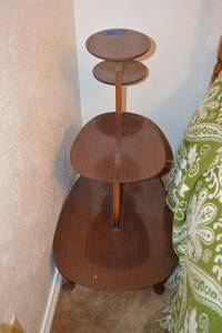 lot 193 image: Vintage multi level side table