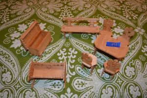 lot 191 image: Doll house furniture