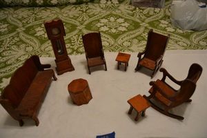 lot 198 image: Doll house furniture