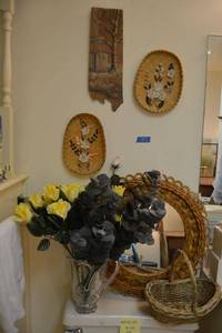 lot 217 image: Wall art, mirror, and clear glass vase with flowers