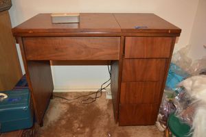 lot 234 image: Sewing machine and table with supplies (machine is Carls Dial Sew model 916SS
