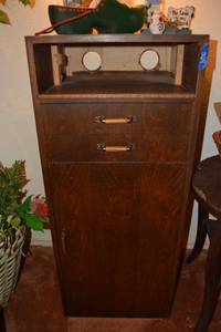 lot 264 image: Vintage entertainment cabinet with generous amount of record albums