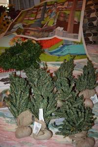 lot 280 image: Mini Christmas trees, wreath, furniture sliders and fabric pictures