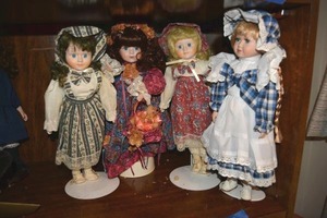 lot 289 image: Porcelain dolls - 4 total
