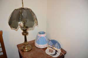 lot 354 image: Glass panel table lamp, babys room lamp shades, ceramic night light