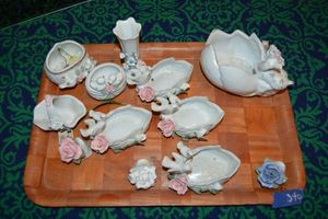 lot 340 image: Porcelain bowls with wooden tray