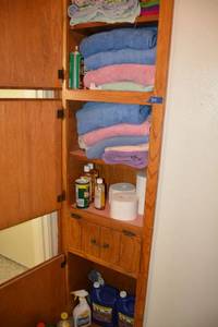 lot 319 image: Bathroom towels, bathroom and carpet cleaners, shower curtain, plus drawer contents