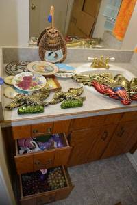 lot 318 image: Collector plates and wall dcor, ceramic eagles, plus drawer contents