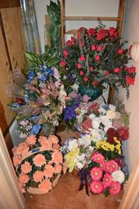 lot 295 image: Artificial flower arrangements - generous amount