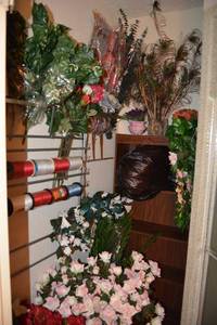 lot 299 image: Ribbon shelf and rack plus artificial flowers and peacock feathers