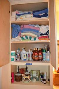 lot 484 image: Shampoos and cabinet contents