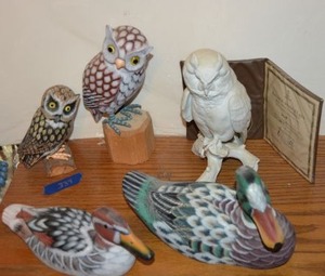 lot 339 image: Wooden owl and duck figurines plus Kaiser Porcelain owl with certificate