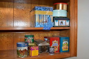 lot 415 image: Decorative tins (empty)