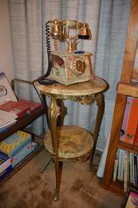 lot 402 image: Green Onyx marble looking stand with matching phone from Italy, see photos