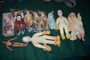lot 476 image: Doll collection - Porcelain and plastic