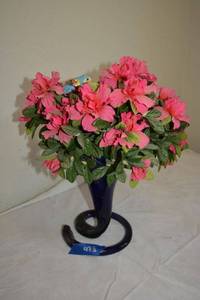 lot 473 image: Hand blown blue glass vase with flowers and wooden birds