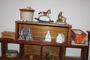lot 454 image: Misc. shelf contents - ceramics, brass kittens, shells, see photos