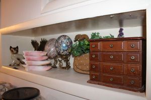 lot 479 image: Home dcor - painted ostrich eggs, conch shell slices, animal figurines, and jewelry box