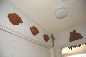 lot 428 image: Ceramic wall decorations
