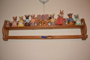 lot 538 image: Hand made ceramic bunnies and wooden bunny plus wooden shelf